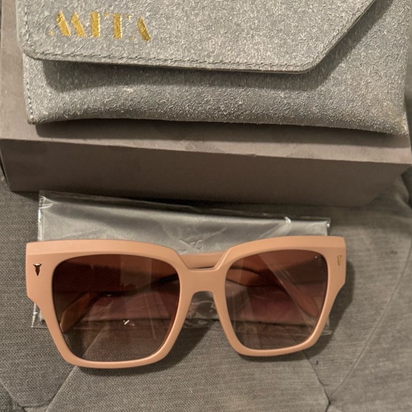 Mint Condition MITA SUSTAINABLE EYEWEAR
56mm Square Sunglasses - Picture 3 of 9